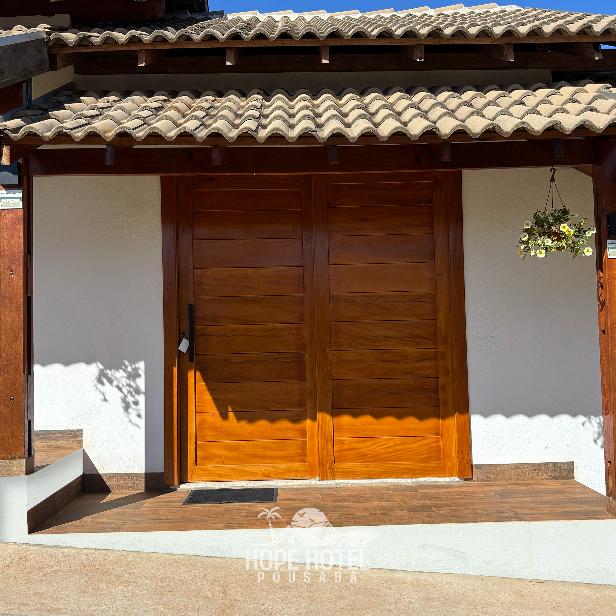 Imagem principal do quarto com duas camas de solteiro e ar condicionado.